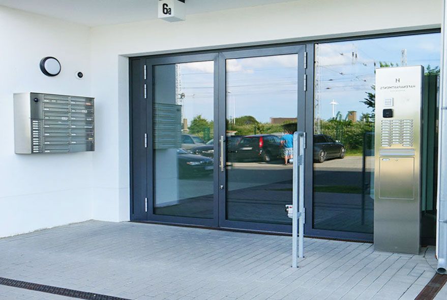 Luxusausführungen bei Briefkastenanlagen komplett aus Edelstahl sind als Wand oder Standvariante bestellbar
