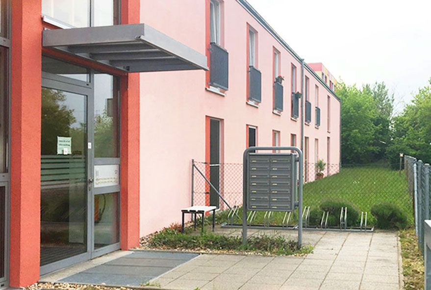 Massiver Bogenständer für freistehende Briefkastenanlagen