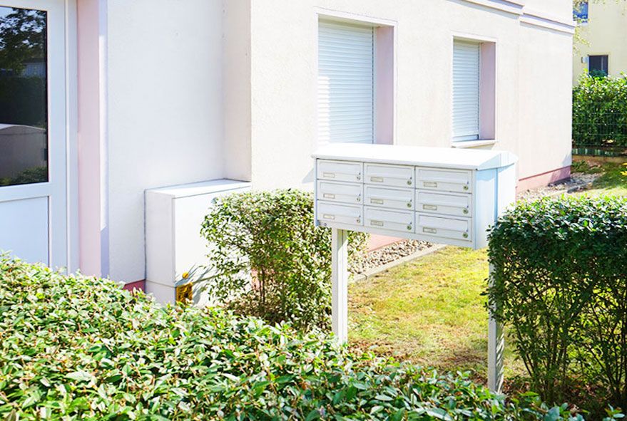 Mehr Familienhaushalte mit einem Doppelrohrstandbriefkasten als Postkastenanlage ausstatten
