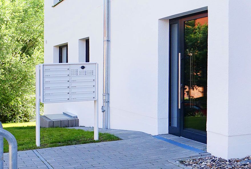 Mehrfamilienhäuser mit Briefkastenanlagensystemen zum aufstellen ausstatten
