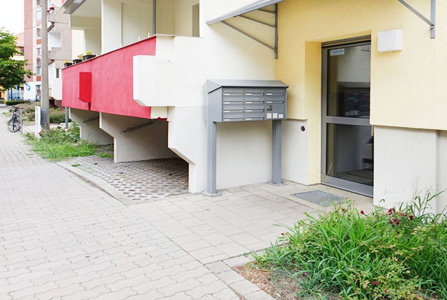 Mieter erwarten bei ihren zentral aufgestellten Briefkastenanlagen eine stabile Bodenverankerung und einfachen Zugang