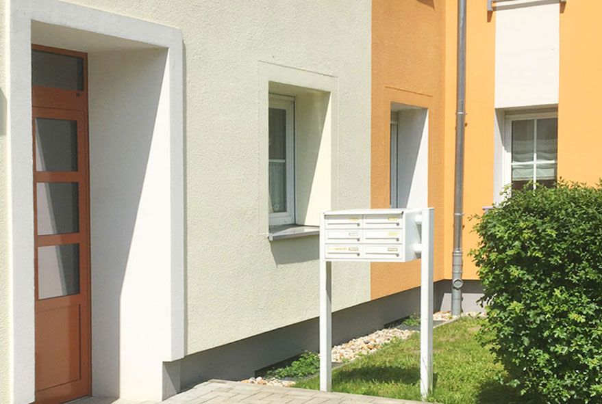 Mietshäuser werden vom Eigentümer auch mit standardisierten Standbriefkastenanlagen ausgerüstet