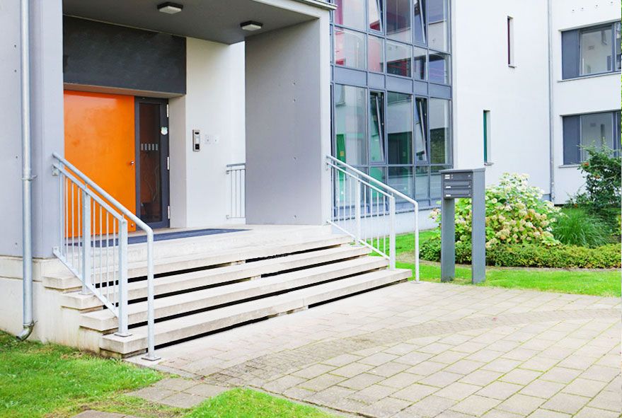 Mit beleuchteten Straßennamen und weiteren Beschriftungen nach Kundenwunsch lieferbare Briefkastenanlagen