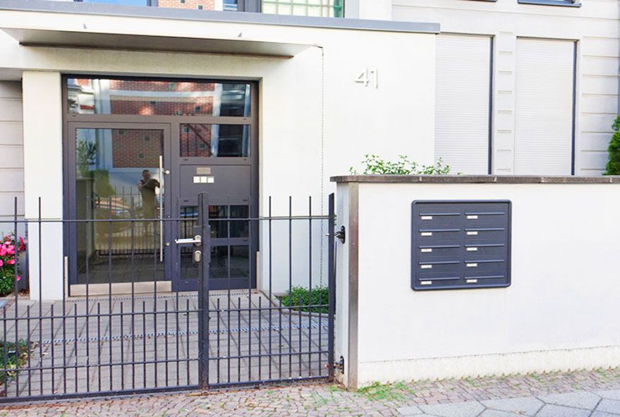 Mit einem Rahmen eingefasste Durchwurfbriefkastenanlage die Oberflächenbündig abschließt