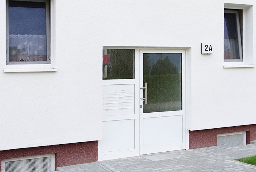 Mit geräuschgedämpften Einwurfklappen versehene Türseitenteilbriefkastenanlagen