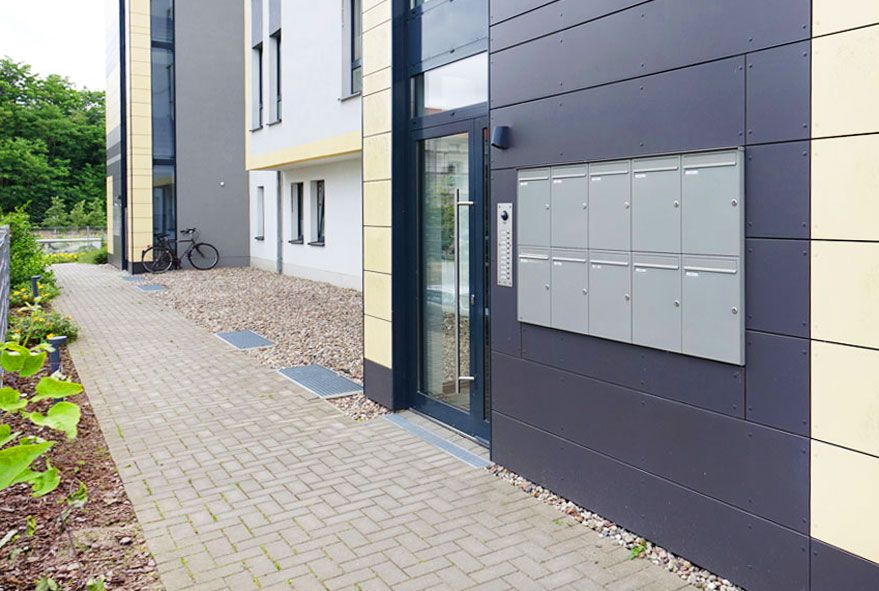 Mit großen Fächervolumen ausgestattete Briefkastenanlagen die eingerahmt sind