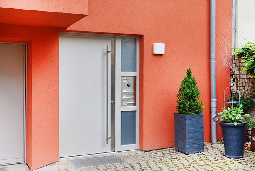 Mit Klingeltastern und Videoauge ausgestattete 3er-Briefkastenanlage