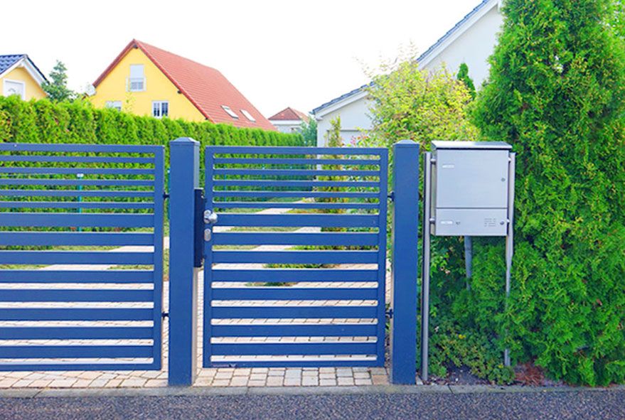 Mit Kommunikationselement ausgestattete Edelstahl-Standbriefkastenanlage zur freien Positionierung