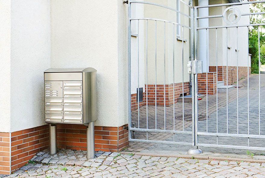 Mit massiven Standfüßen aus Edelstahl aufgestellte Briefkastenanlage als Kastenblockmodell
