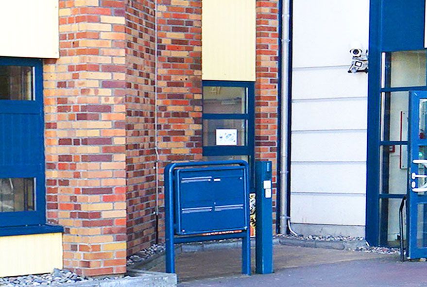 Mit mehreren Postfächern ausgestattete Briefkastenanlage in Standard RAL-Farbe für gewerbliche Zwecke