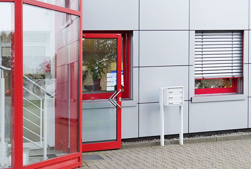 Mit Namensschildern ausgestattete Briefkasten-Standanlage mit drei separaten Brieffächern