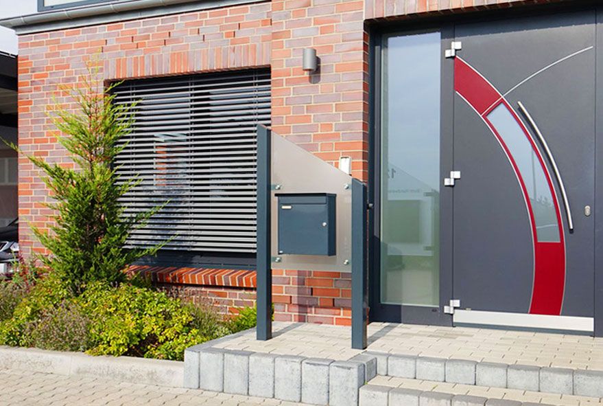 Mit Namensschildern oder Firmierung ausgestattetes Briefkasten-Set zu einer Anlage angeordnet