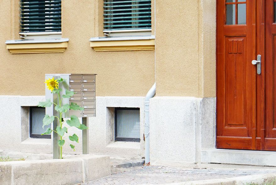 Mit passendem Stativ Briefkastenanlagen zu einem aufrecht stehenden Standbriefkasten montieren
