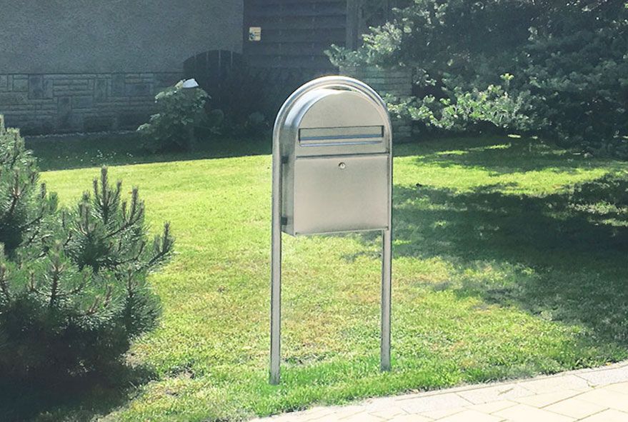 Mit Rundständer zum einbetonieren versehener Briefkasten in formschöner Optik
