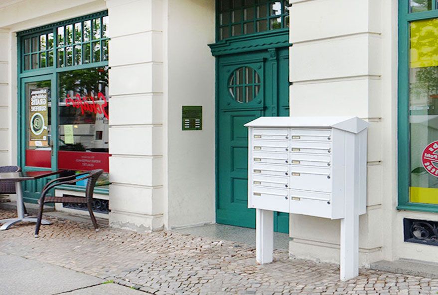 Mit Schutzdach ausgerüstete Standbriefkastenanlage in verschiedenen Lackierungen