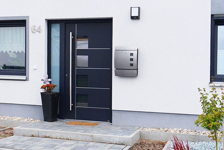 Mit Sichtfenster und zusätzlicher Zeitungsbox versehene Wandbriefkastenanlage in eleganter Optik