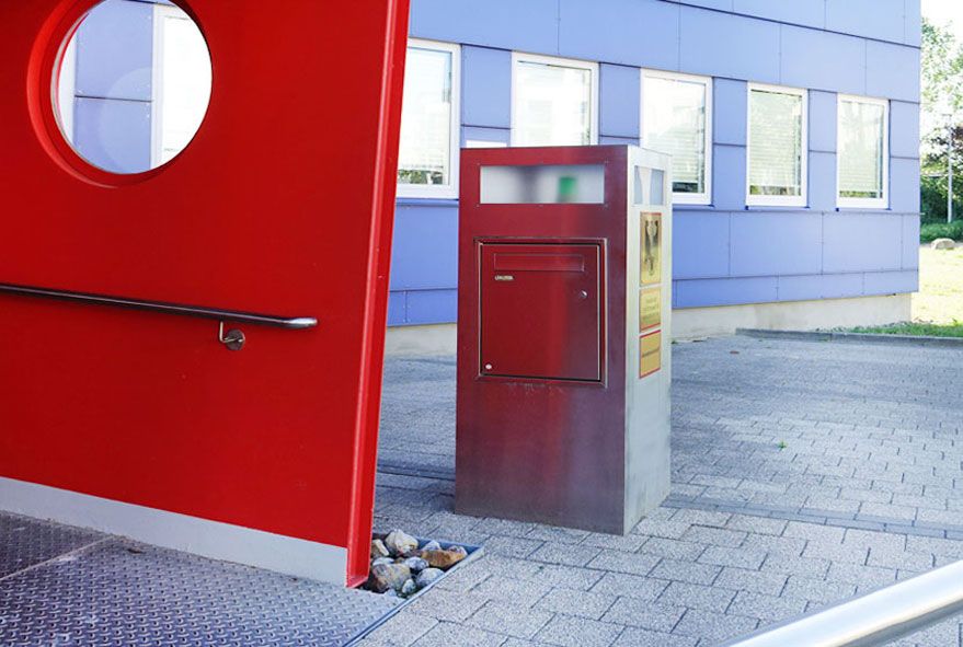Mit Sonderausstattungen versehene Briefkästen für Behörden nach Ausschreibungsvorgaben anfertigen lassen