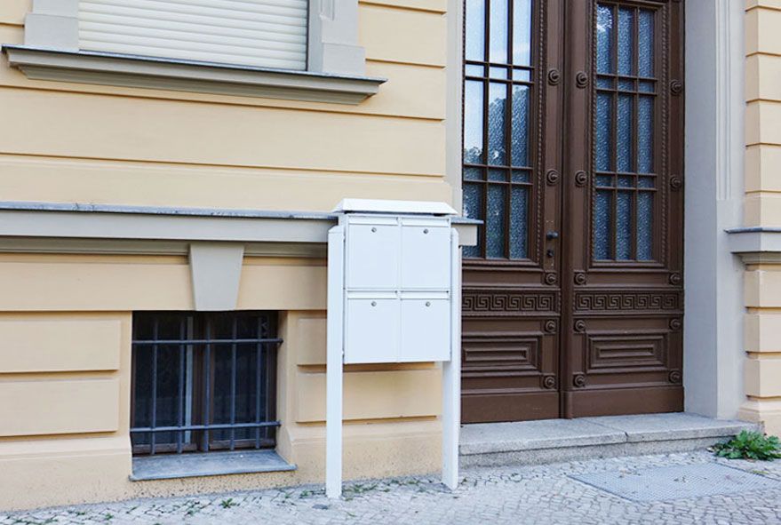 Mit Ständer und Regendach versehende Außenbriefkastenanlagen