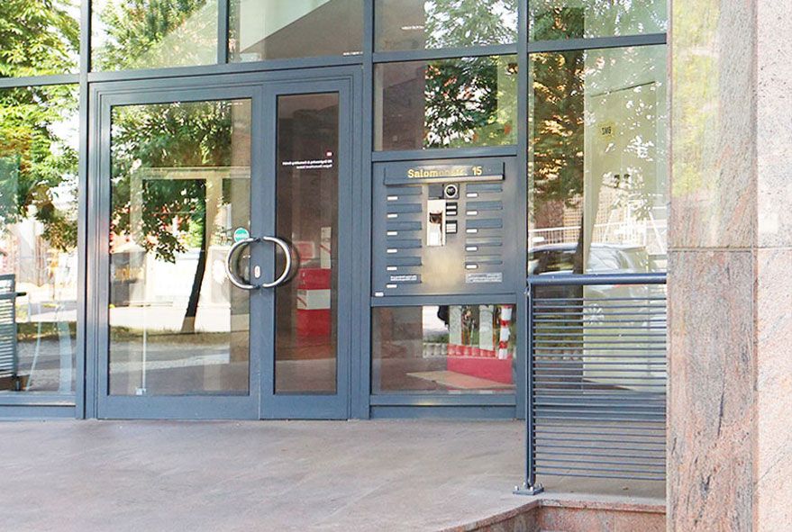Mit Straßenname und Hausnummer ausgestattete Briefkastenanlage welche neben der Eingangstür eingelassen werden kann