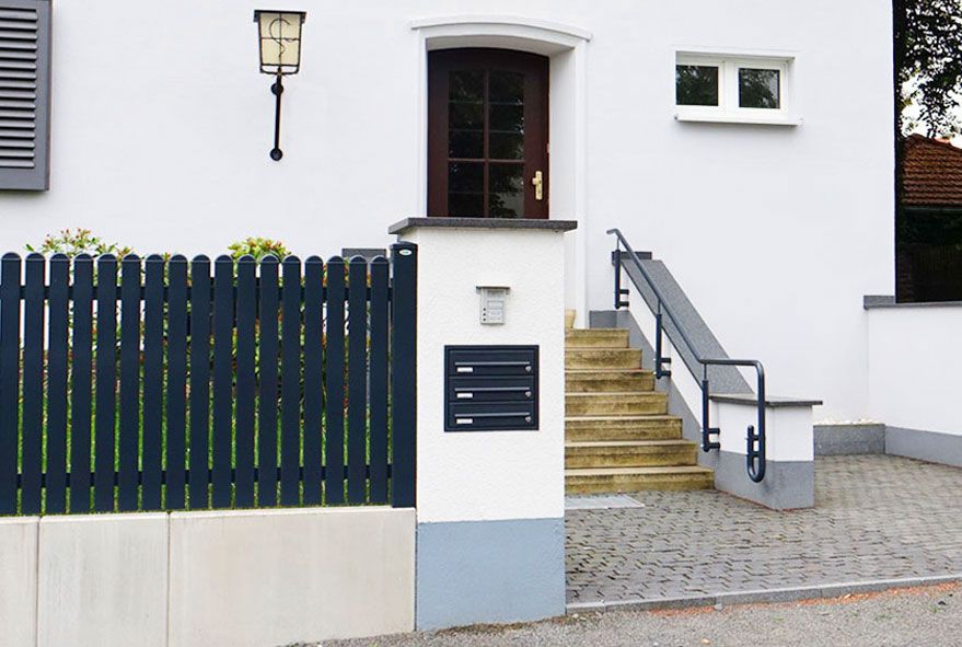 Mit übereinander liegenden Fächern als Briefkastenanlage für drei Mietparteien
