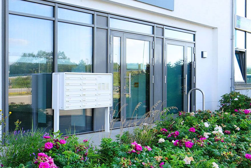 Mit vielen Fächern ausgestattete Großbriefkastenanlage als stabile Standanlagen