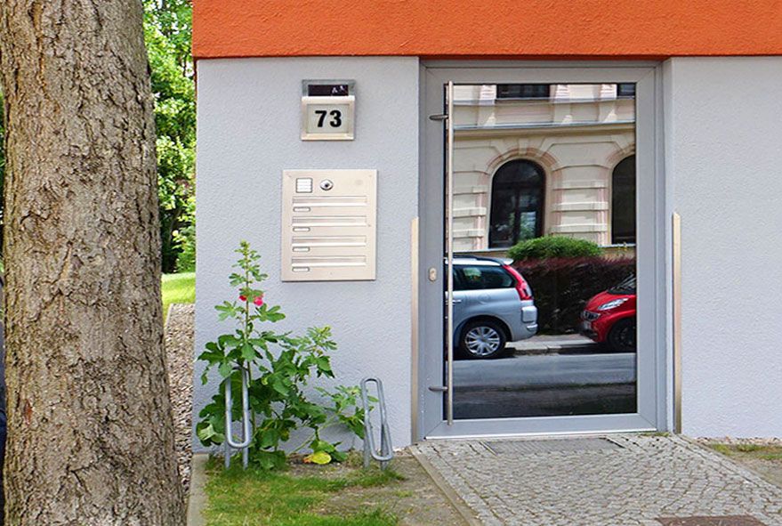 Mit vier Einwürfen ausgestattete Briefkastenanlage die aus Edelstahl gefertigt ist