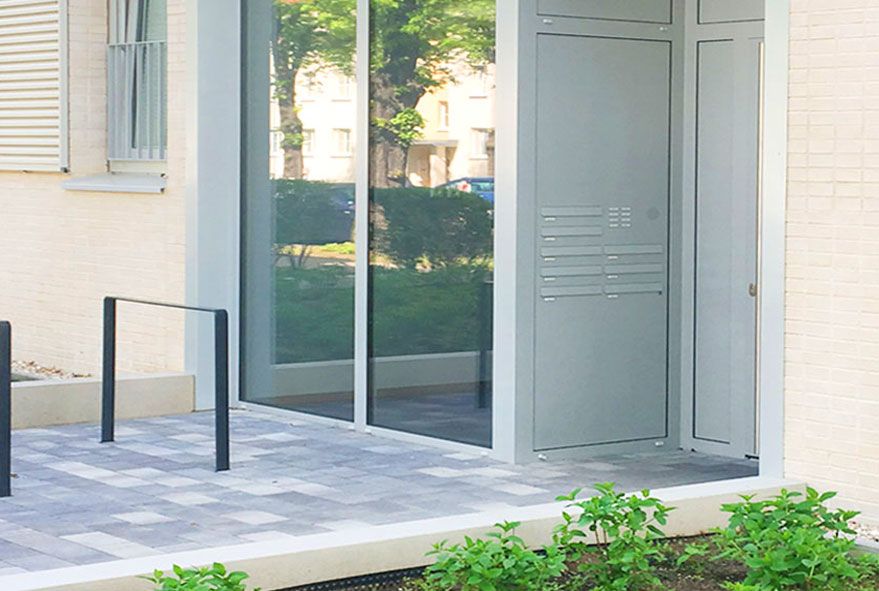 Mit vom Kunden vorgegebenen Abmaßen angefertigte Einbaubriefkastenanlagen ausliefern