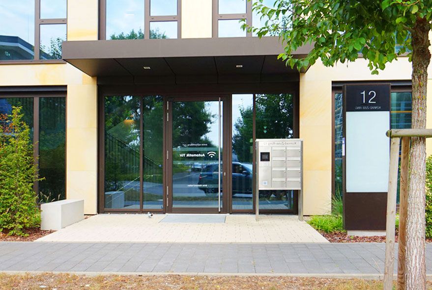 Mit Wechselsprechfunktion und weiteren Funktionselementen ausgestattete Briefkastenanlage für viele Parteien