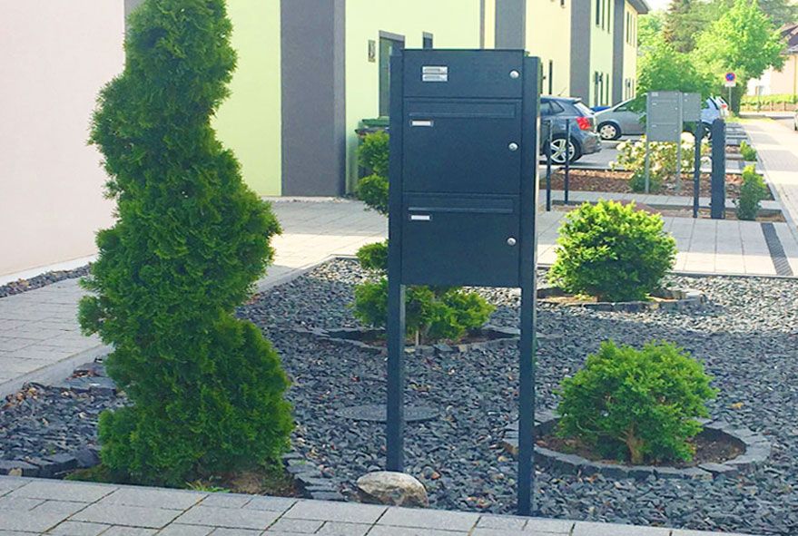 Moderne freistehende Briefkastenanlage mit 2 Postfächern und Klingelelement