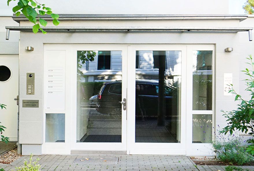 Moderne Türseitenteil-Briefkastenanlagen für den Hauseingang sind in Mietshäusern gefragt und sparen Platz