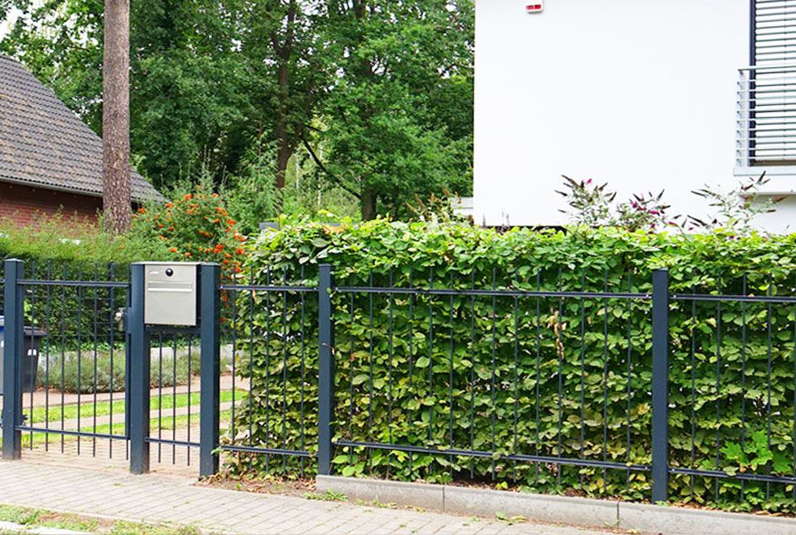 Modernere Zaunbriefkästen werden ebenfalls in verschiedenen Ausführungen wie etwa mit Kommunikationsmodulen angeboten