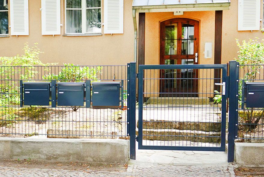 Modular zu einer Briefkastenanlage beliebig erweiterbare Standbriefkästen und Wandbriefkästen