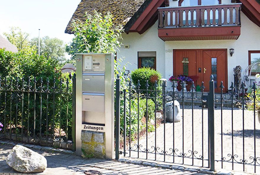 Nach den Vorstellungen des Kunden wird der Einzelkasten oder die Briefkastenanlage individuell angefertigt