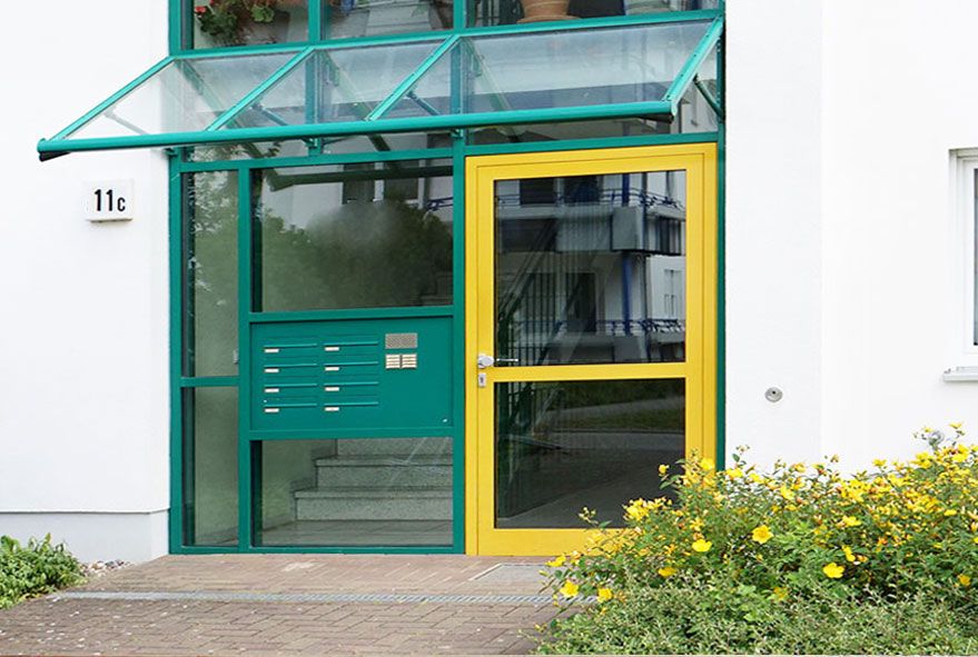 Nach Kundenwunsch oder spezieller Vorgabe farbig lackierte Briefkastenanlagen und Einzelpostkästen