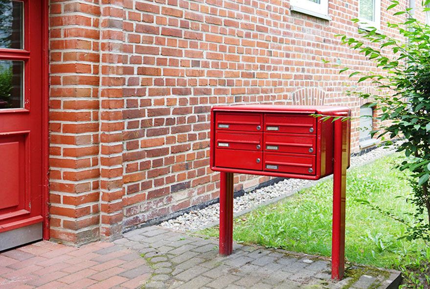 Nach RAL-Wunschfarbe anfertigte rostfreie Briefkastenanlagen und Einzelkästen
