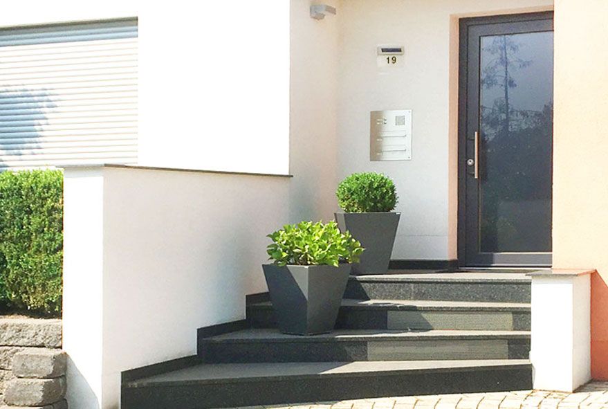Neben der Hauseingangstür eingelassene 2er Durchwurfbriefkastenanlage aus Edelstahl
