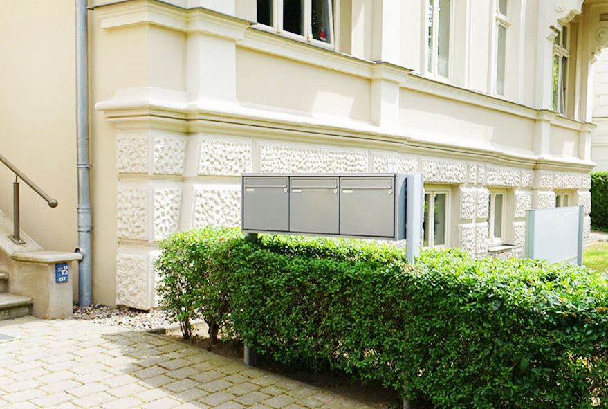 Nebeneinander angeordnete Postfächer in einer länglichen Briefkastenanlage montiert