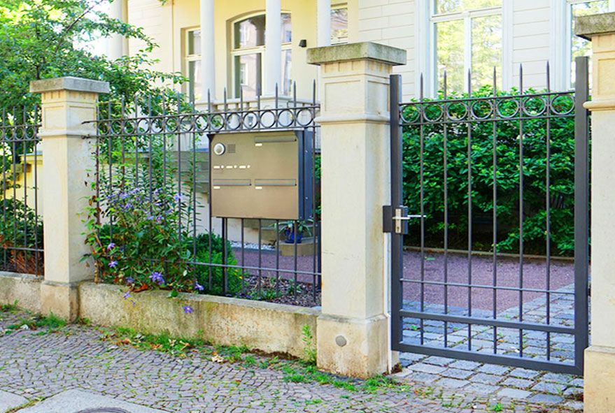 Nostalgische Zäune können ebenfalls mit Briefkastenanlagen ausgestattet sein - bestehend aus zum Beispiel drei Postfächern