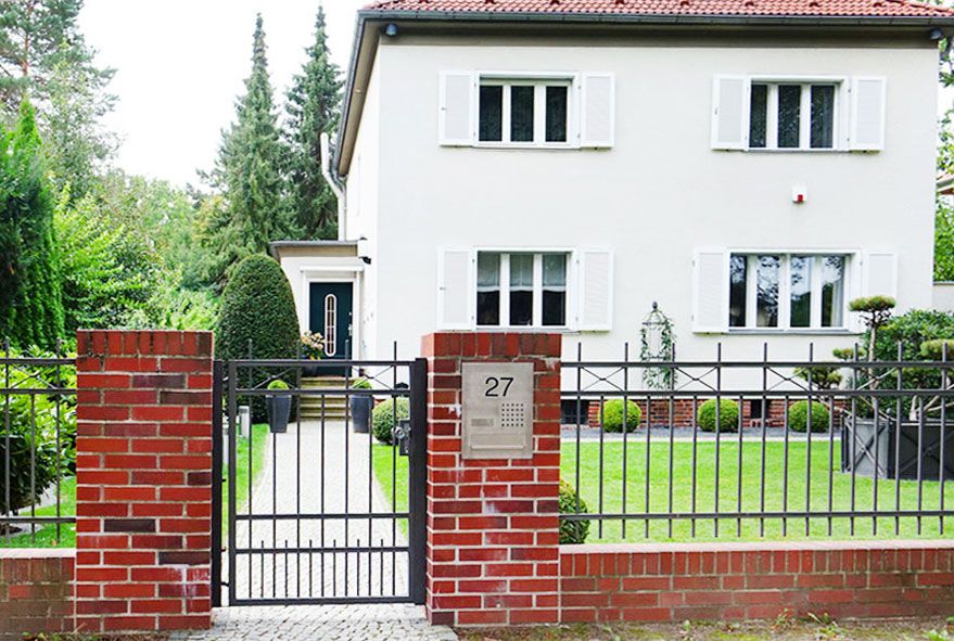 Oberflächenbündig montierte Unterputzanlage zum Postempfang in Mauersäule eingesetzt und kostengünstig geplant