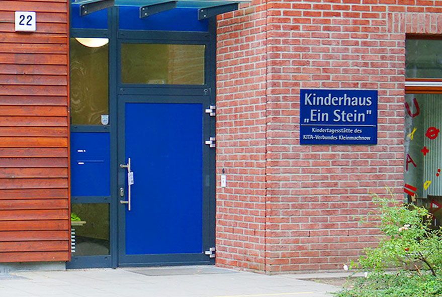 Öffentliche Einrichtungen wie etwa Kindertagesstätten nutzen gerne Türblendbriefkastenanlagen mit rückwertiger Entnahme