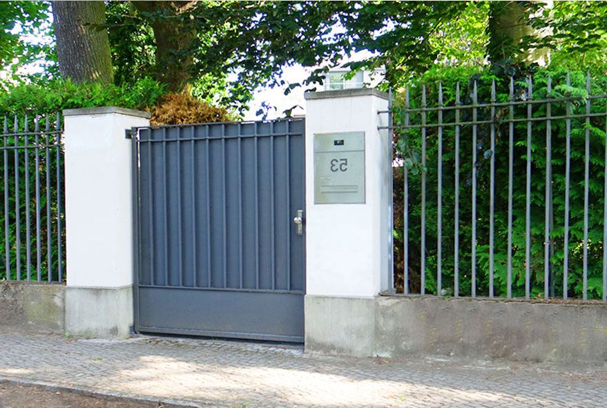 Passend für alle Stile ist eine nachrüstbare Briefkastenanlage im Onlineshop erhältlich