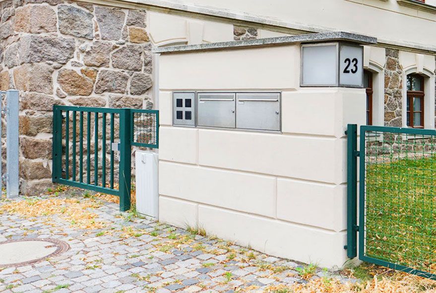 Passende Beleuchtung wird auch bei zweckmäßigen Briefkastenanlagen angeboten