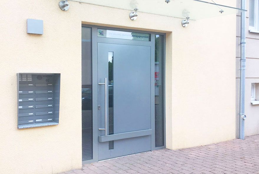 Passende Briefkastenanlagen mit zusätzlicher Überdachung für den modern gestalteten Eingangsbereich