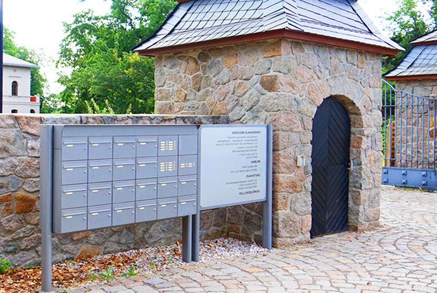 Passende Informationstafel mit einer großen Standbriefkastenanlage optimal kombinieren