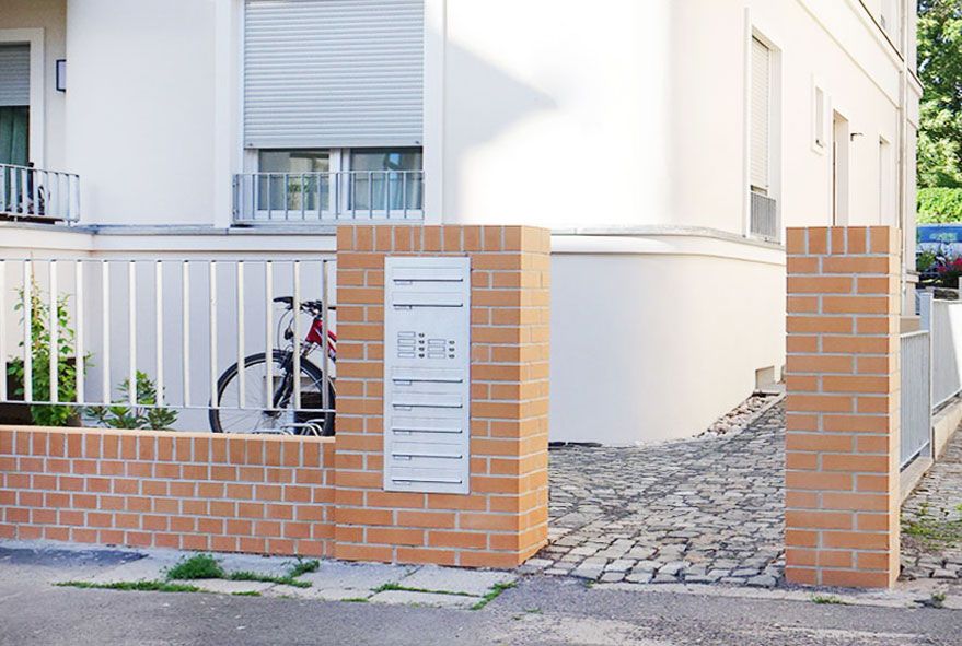 Pflegeleichte und robuste Materialien bei geräumigen Briefkastenanlagen nutzen