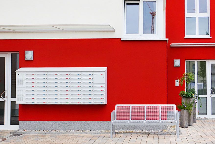 Platzbietende Briefkastenanlage di -unter dem Vordach geschützt montiert werden
