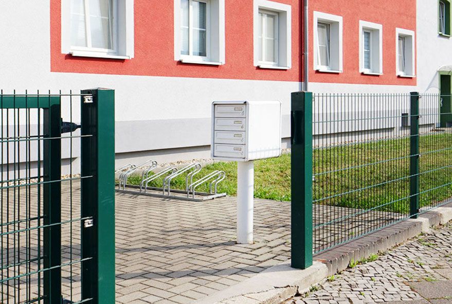 Platzsparend auf einem Standfuß installierte Briefkastenanlage zur einfachen Montage