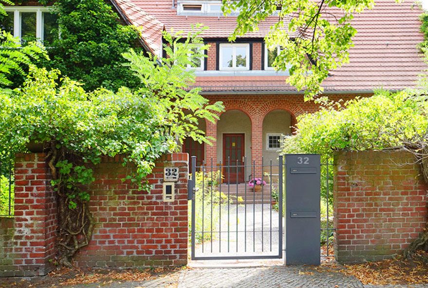 Platzsparend in der Zaunsäule verbaute Briefkastenstele mit oder ohne Paketkasten