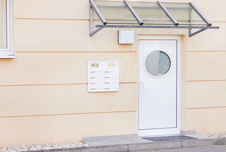 Platzsparende Briefkastenanlage mit 8 Fächer und Klingeltaster