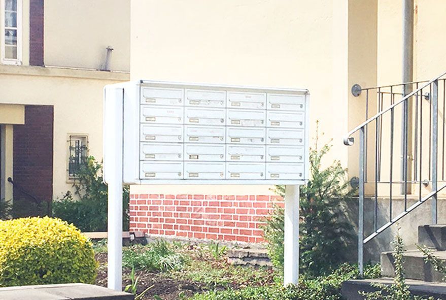 Preiswerte Großbriefkastenanlagen freistehend aufgestellt mit Wetterschutzkante